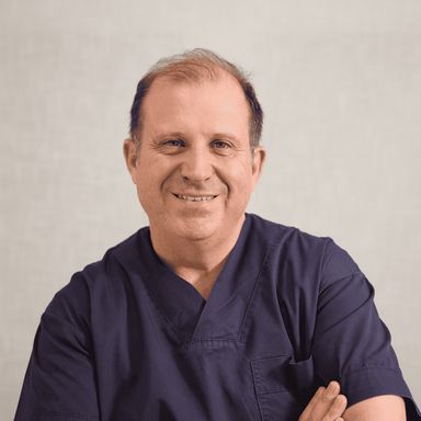 Ο οδοντίατρος Μπέρτος Λουίτζι στο ιατρείο του στη Γλυφάδα